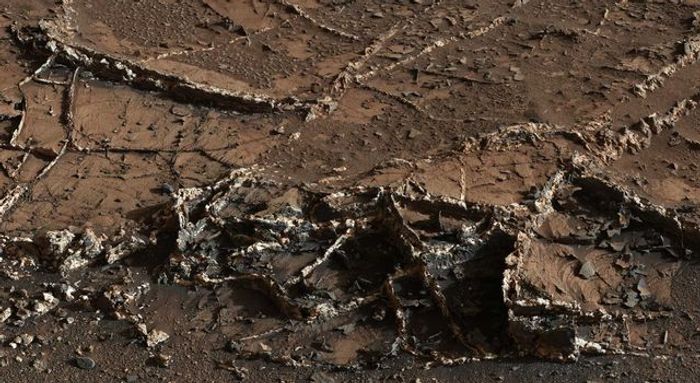 Mineral veins spotted by the Curiosity mast camera Mineral veins spotted by the Curiosity mast camera